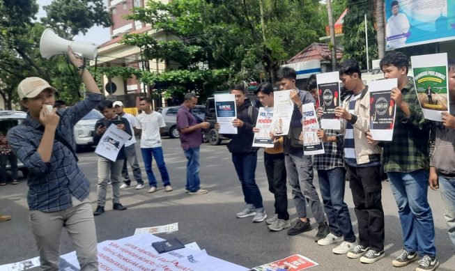 Persatuan Pemangku Kepentingan Pendidikan (P2KP) menggelar demo menuntut agar Plh Kepala Dinas Pendidikan Sumsel dipecat