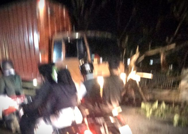 Truk Seruduk Pohon Saat Warga Berbuka Puasa di Jalan Sultan Mansyur, Picu Kemacetan Panjang