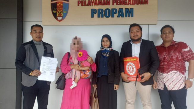 WS didampingi kuasa hukumnya saat mendatangi Bid Propam Polda Sumsel guna memberikan keterangan terkait laporannya terhadap oknum polisi di PALI WS didampingi kuasa hukumnya saat mendatangi Bid Propam Polda Sumsel guna memberikan keterangan terkait laporannya terhadap oknum polisi di PALI