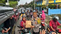 Kapolres Pagaralam saat memberikan takjil kepada pengendara Kapolres Pagaralam saat memberikan takjil kepada pengendara