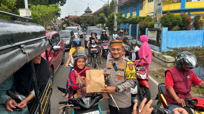 Kapolres Pagaralam saat memberikan takjil kepada pengendara