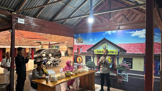 Kapolres Pagaralam menceritakan pencapaiannya meraih pin emas dari Kapolda Sumsel pada momen buka puasa bersama wartaean