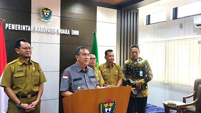 Pj Bupati Muara Enim, H Ahmad Rizali, saat menggelar konferensi pers di ruang kerjanya, Selasa (26/3/2024). Pj Bupati Muara Enim, H Ahmad Rizali, saat menggelar konferensi pers di ruang kerjanya, Selasa (26/3/2024).