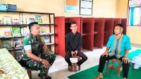 Komsos Babinsa Koramil 404-01/Gelumbang Serda Tedi Ariyanto di SD Negeri 4 Lembak wilayah binaannya di Desa Tapus