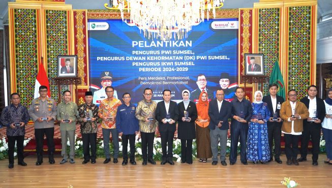 Pj Bupati OKI Terima Anugerah Peduli Pers dari PWI Sumsel