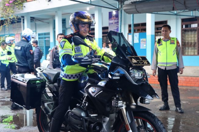 Kapolres beserta rombongan mengendarai moge yang dikawal Patroli Satlantas bergerak dari Mapolres Pagaralam Kapolres beserta rombongan mengendarai moge yang dikawal Patroli Satlantas bergerak dari Mapolres Pagaralam