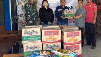 Bantuan dari SKK Migas - KKKS Sele Raya Belida berupa beras dan mie instant yang diberikan langsung kepada para korban banjir melalui Camat Rantau Bayur.