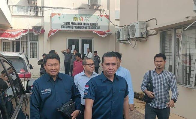Kuasa hukum terlapor I saat mendatangi Kantor Sentra Penegakan Hukum Terpadu (Gakumdu) Sumsel beberapa waktu lalu