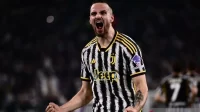 Bek Juventus Federico Gatti merayakan gol yang dicetaknya ke gawang Fiorentina pada pertandingan Liga Italia di Stadion Allianz, Minggu (7/4/2024). (ANTARA/AFP/MARCO BERTORELLO )
