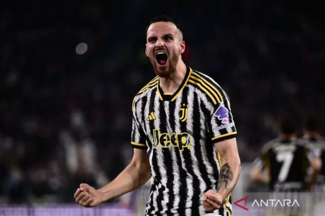 000_34NV4W6-1.jpg Bek Juventus Federico Gatti merayakan gol yang dicetaknya ke gawang Fiorentina pada pertandingan Liga Italia di Stadion Allianz, Minggu (7/4/2024). (ANTARA/AFP/MARCO BERTORELLO )