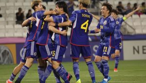Para pemain timnas Jepang merayakan golnya pada pertandingan melawan Uni Emirat Arab dalam Grup B Piala Asia U23 2024 di Stadion Jassim Bin Hamad, Doha, Qatar, pada 19 April 2024. (AFP/KARIM JAAFAR)