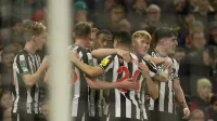 Para pemain Newcastle United merayakan gol. (AP)
