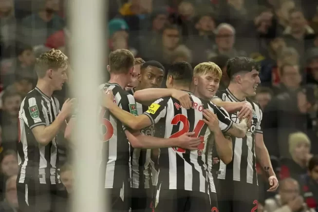 Para pemain Newcastle United merayakan gol. (AP)