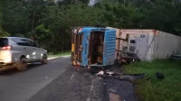 Truk kontainer bermuatan es krim terguling di jalur mudik Jalan Lintas Sumatera Kota, Desa Simirik, Kota Padang Sidempuan, Sumatera Utara, Minggu 7 April 2024. (Beritasatu.com/Panji Satrio)
