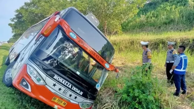 Bus Rosalia Indah mengalami kecelakaan di ruas Tol Semarang-Batang, Jawa Tengah, Kamis, 11 April 2024. - (Humas Polda Jateng/-) Bus Rosalia Indah mengalami kecelakaan di ruas Tol Semarang-Batang, Jawa Tengah, Kamis, 11 April 2024. - (Humas Polda Jateng/-)