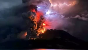 Visualisasi erupsi yang disertai kilatan petir vulkanik terjadi di Gunung Ruang yang berlokasi di Kabupaten Sitaro, Sulawesi Utara, Rabu, 17 April 2024. (Antara/Antara)