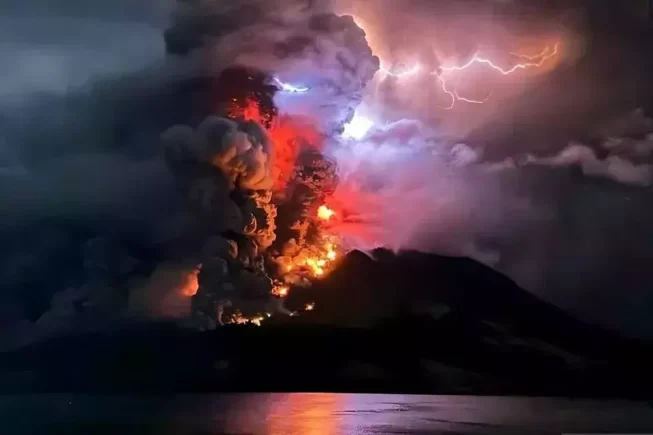 Visualisasi erupsi yang disertai kilatan petir vulkanik terjadi di Gunung Ruang yang berlokasi di Kabupaten Sitaro, Sulawesi Utara, Rabu, 17 April 2024. (Antara/Antara)