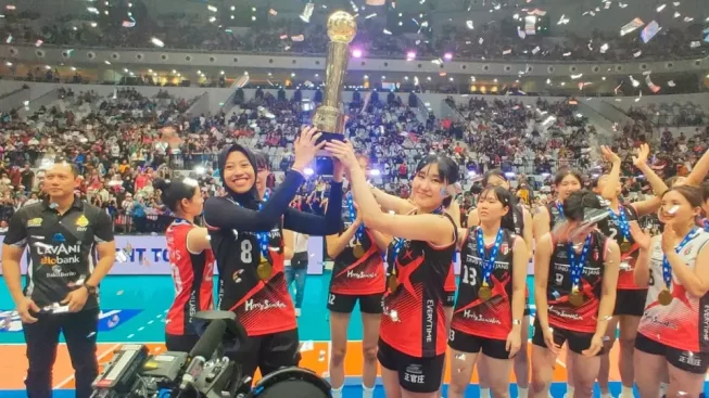 Tim voli Korea Selatan (Korsel), Daejeon JungKwanJang Red Sparks sukses menjuarai laga ekshibisi bertajuk Fun Volleyball Match atas Indonesia All Stars, Sabtu, 20 April 2024. Pemain Indonesia yang Megawati Hangesti Pertiwi (kiri) bermain untuk dua tim ini mengangkat trofi. (Beritasatu.com/Hendro Dahlan Situmorang)