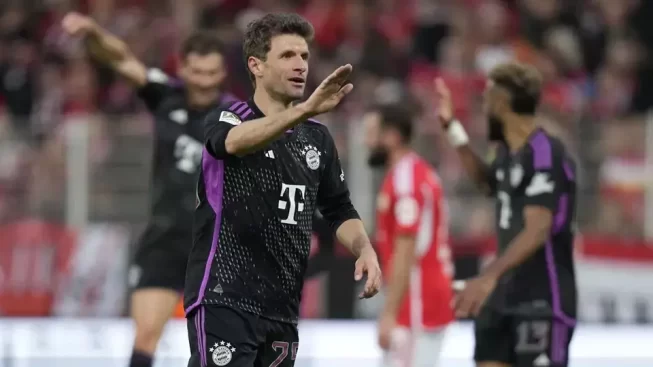 Thomas Muller menjadi bintang kemenangan Bayern Munchen dengan mengemas dua gol saat Die Roten berpesta 5-1 ke gawang tuan rumah Union Berlin, Sabtu, 20 April 2024. (AP Photo/Ebrahim Neroozi) Thomas Muller menjadi bintang kemenangan Bayern Munchen dengan mengemas dua gol saat Die Roten berpesta 5-1 ke gawang tuan rumah Union Berlin, Sabtu, 20 April 2024. (AP Photo/Ebrahim Neroozi)