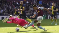 Penyerang Aston Villa Ollie Watkins mencetak gol dalam pertandingan pertandingan sepak bola Liga Premier Inggris melawan Bournemouth di stadion Villa Park di Birmingham. (AP/AP)