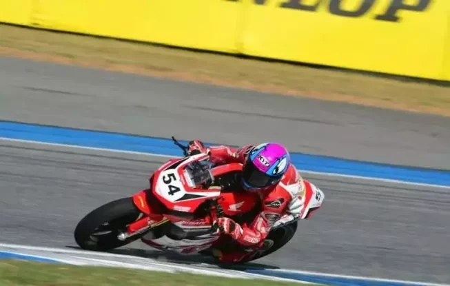 Pembalap Indonesia Veda Ega Pratama saat membalap pada seri terakhir race kedua Asia Road Racing Championhsip 2023 kelas Asia Production 250 di Sirkuit Internasional Chang, Buriram, Thailand. (Antara/Astra Honda Racing Team) Pembalap Indonesia Veda Ega Pratama saat membalap pada seri terakhir race kedua Asia Road Racing Championhsip 2023 kelas Asia Production 250 di Sirkuit Internasional Chang, Buriram, Thailand. (Antara/Astra Honda Racing Team)
