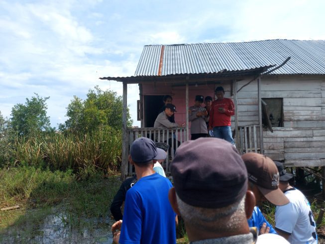 Suasana kediaman Deni, saat warga membantu evakuasi jasadnya yang masih tergantung Suasana kediaman Deni, saat warga membantu evakuasi jasadnya yang masih tergantung