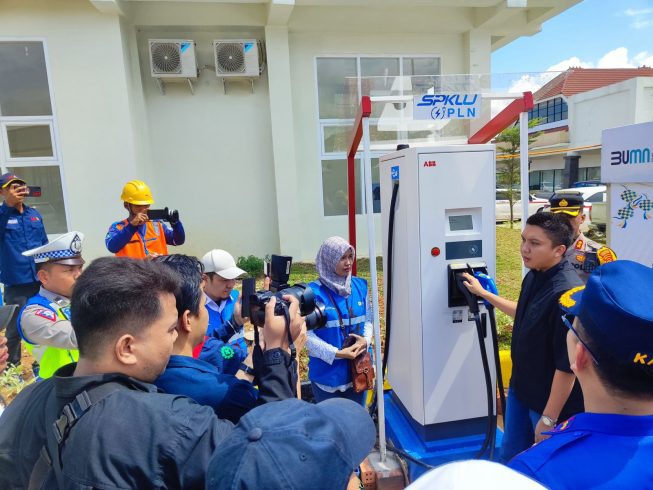 Bupati Ogan Ilir Panca Pantau SPKLU PLN di Rest Area Jalan Tol