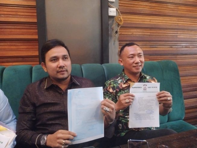 Redho Junaidi SH didampingi rekannya Andyka Andalantama SH Redho Junaidi SH didampingi rekannya Andyka Andalantama SH