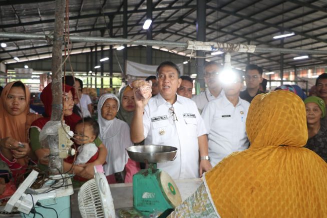 Rutin Gelar Operasi Pasar Murah, Pj Bupati Muaraenim Pastikan Inflasi Turun