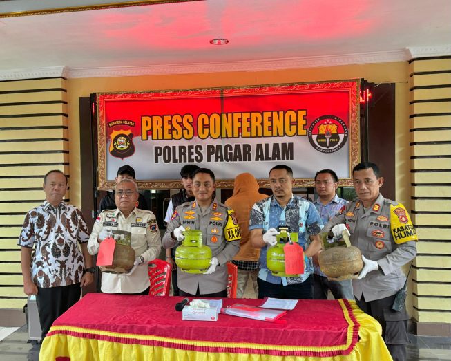Kapolres Pagaralam saat menggelar konferensi pers terkait ungkap kasus penjualan tabung gas 3kg di atas HET Kapolres Pagaralam saat menggelar konferensi pers terkait ungkap kasus penjualan tabung gas 3kg di atas HET