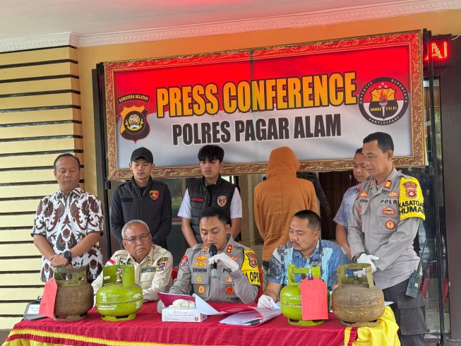 Kapolres Pagaralam saat menggelar konferensi pers terkait ungkap kasus penjualan tabung gas 3kg di atas HET Kapolres Pagaralam saat menggelar konferensi pers terkait ungkap kasus penjualan tabung gas 3kg di atas HET