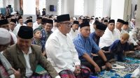 Pj Bupati dan Keluarga Salat Ied di Masjid Agung Muaraenim, Ajak Masyarakat Istiqomah Beribadah