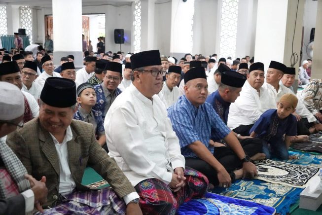 Pj Bupati dan Keluarga Salat Ied di Masjid Agung Muaraenim, Ajak Masyarakat Istiqomah Beribadah Pj Bupati dan Keluarga Salat Ied di Masjid Agung Muaraenim, Ajak Masyarakat Istiqomah Beribadah