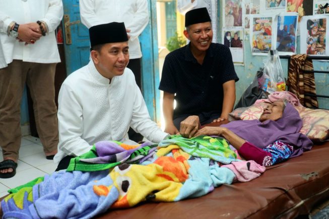 Pj Gubernur Sumsel Agus Fatoni Kunjungi Panti Jompo di Hari Lebaran Berikan Bantuan dan Santunan