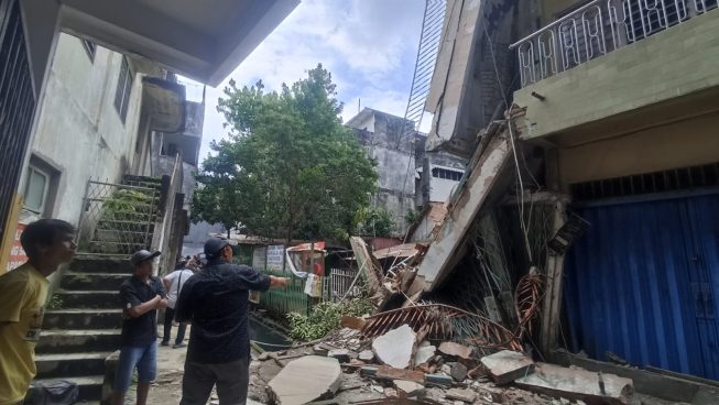 Ruko Tua Empat Lantai Ambruk, Bikin Geger Warga Palembang