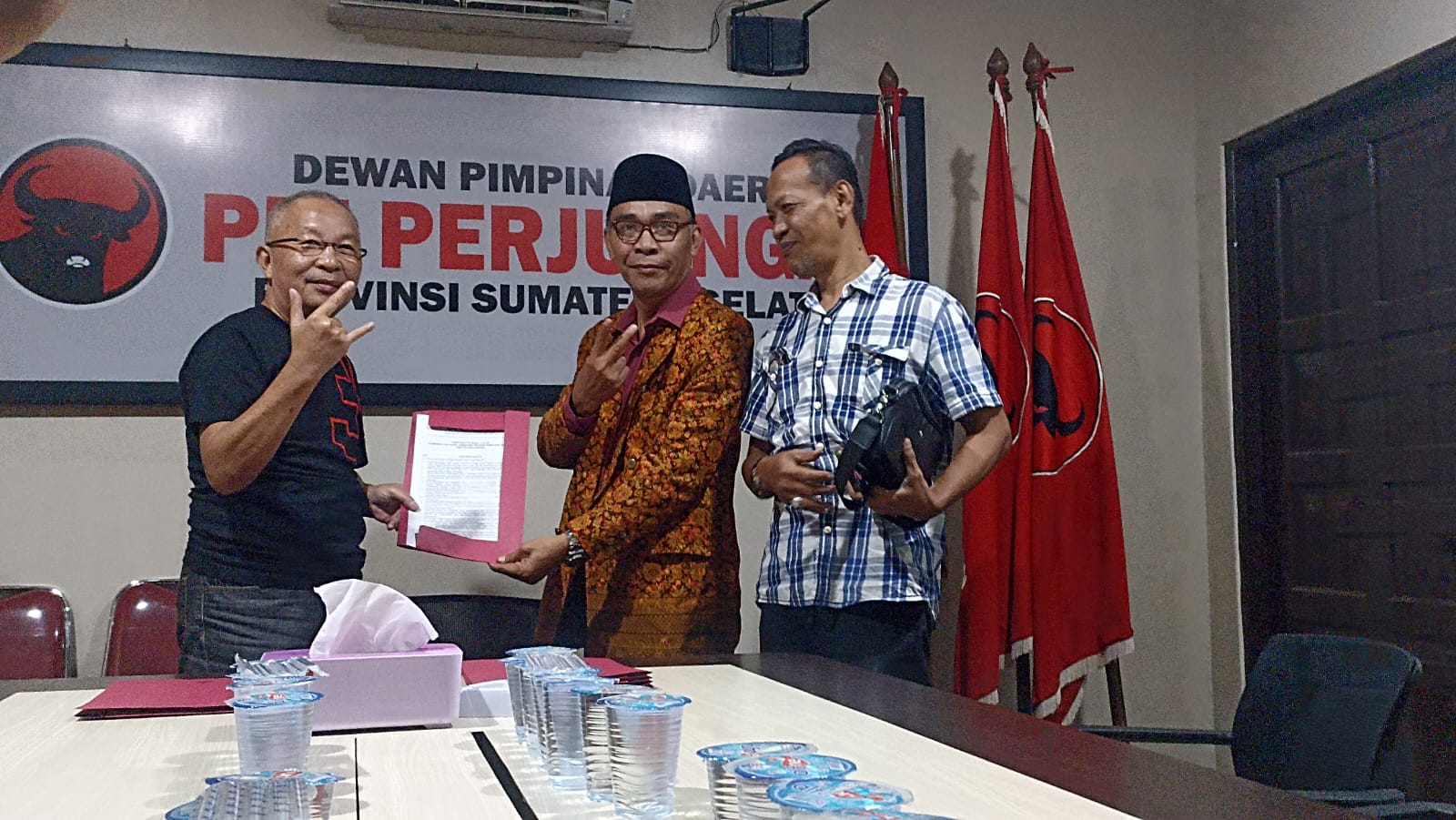 H Zainul Bachri Haz, mengambil formulir pendaftaran untuk eddy Santana Putra di Sekretariat DPD PDI-P Sumsel, pada Rabu (17/4/2024) siang
