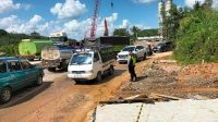 Petugas kepolisian sedang mengatur lalulintas di daerah perlintasan rel Bantaian Petugas kepolisian sedang mengatur lalulintas di daerah perlintasan rel Bantaian