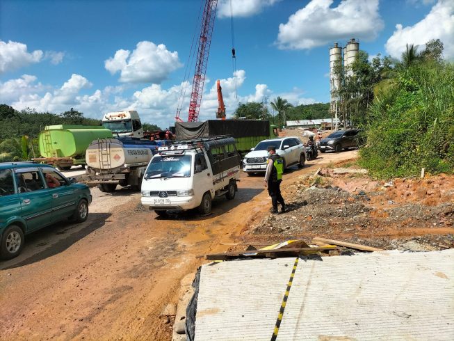 Petugas kepolisian sedang mengatur lalulintas di daerah perlintasan rel Bantaian