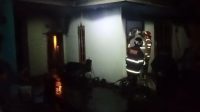 Tim pemadam kebakaran saat memadamkan api di rumah Andika