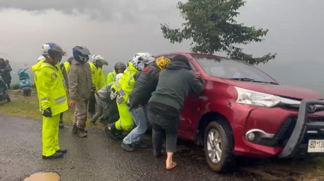 Mobil Terperosok di Tanjakan Gunung Dempo, Pengemudi Bersyukur: Terima Kasih Pak Polisi!