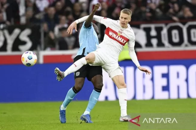 Atdip - Gelandang VfB Stuttgart Chris Fuehrich (kanan) dan bek Bayer Leverkusen Odilon Kossounou bertarung memperebutkan bola pada pertandingan Liga Jerman yang dimainkan di MHPArena, Stuttgart, Minggu (10/12/2023). ANTARA/AFP/Thomas Kienzle/am.