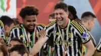 Penyerang Juventus asal Serbia Dusan Vlahovic (kanan) dan gelandang Juventus AS Weston McKennie merayakan kemenangan mereka setelah Final Piala Italia antara Atalanta dan Juventus di stadion Olimpiade di Roma pada 15 Mei 2024. Filippo MONTEFORTE / AFP