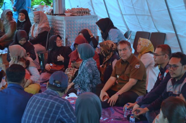 Pj Bupati Muaraenim, H. Ahmad Rizali, meninjau dapur umum di Tanjung Enim untuk memastikan penyaluran bantuan kepada masyarakat terdampak banjir berjalan lancar. Pj Bupati Muaraenim, H. Ahmad Rizali, meninjau dapur umum di Tanjung Enim untuk memastikan penyaluran bantuan kepada masyarakat terdampak banjir berjalan lancar.