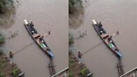 Evakuasi korban mobil Toyota Rush terjun ke Sungai Kelingi Evakuasi korban mobil Toyota Rush terjun ke Sungai Kelingi