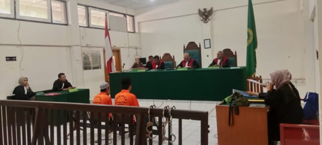 Keduanya divonis terkait kasus melakukan pembelian dan pengangkutan Bahan Bakar Minyak (BBM) jenis solar bersubsidi.