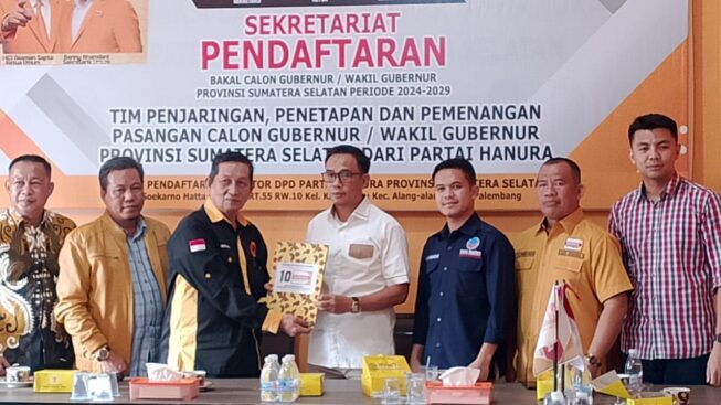 Ketua tim pemenangan Herman Deru, H Alfrenzi Pangarbesi saat mengambil formulir pendaftaran bakal calon gubernur di DPD Hanura Sumsel, Jumat (3/5/2024)