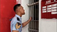 Taruna Utama Andi Gunawan mengecek kondisi blok hunian narapidana di Lembaga Pemasyarakatan Kelas IIB Purwakarta