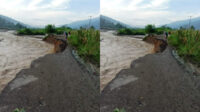 Ruas jalan di wilayah Desa Talang Padang dengan desa Bandar Agung putus akibat erosi diterjang arus sungai
