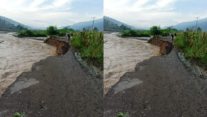 Ruas jalan di wilayah Desa Talang Padang dengan desa Bandar Agung putus akibat erosi diterjang arus sungai