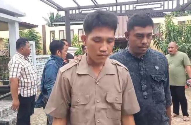Pelaku Rian saat diamankan polisi